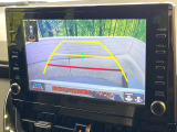 【バックカメラ】駐車時に後方がリアルタイム映像で確認できます。大型商業施設や立体駐車場での駐車時や、夜間のバック時に大活躍!運転スキルに関わらず、今や必須となった装備のひとつです!