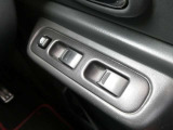 運転席オート機能付き前席パワーウィンドウを装備。