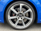 19インチ純正アルミホイール装備 全車両に標準装備の純正アルミホイールは、純正ならではのバランスの良いデザインと、走行安定性をお楽しみ頂けます。