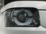LEDヘッドライトは、点灯の瞬間から最大光量を発揮し、突然暗くなるトンネルなどでの安定感を高めます。