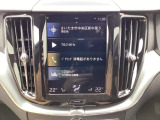 スマホと同じように「上から下へスクロール」して操作できます。特にナビゲーション表示の際は、進行方向の先の道路(前方)が広く映るため、曲がる場所などが非常に見やすいレイアウトです。