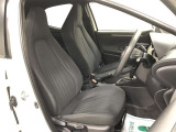 自然でストレスの少ない運転席を追求し、シート形状やシフトノブの配置にまでこだわっています。ドライビングポジションを低い位置に設定し、クルマと一体になれるような感覚で運転ができます。