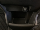 アクセサリーソケットはUSBのアダプターなどをつければ、スマホの充電にも使えます。周辺には物が置けるボックスがついています。