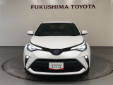 すべての光源をフルLED化した、フロントタイヤ上部まで回り込む大型ヘッドランプです。上部に伸びるLEDクリアランスランプは、デイライトとターンランプのダブルファンクションになっています。