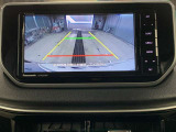 バックモニターで、後方を確認しながら安心して駐車することができます。※カメラが映し出す範囲は限られています。必ず車両周辺の安全を直接確認してください。