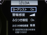 レーンディパーチャーアラートとは車線、又は走路からの逸脱の可能性を警告すると共に、車線、又は走路からの逸脱を避けるためのハンドル操作の一部を支援する機能です。詳細は販売店スタッフまでお尋ね下さい。