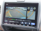 【リアカメラdeあんしんプラス】駐車場をバックで出るときなど、リアワイドカメラの映像から危険を検知。走行中のさまざまな危険回避をサポートします。