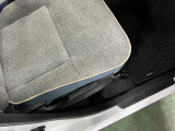 痛みの出やすい運転席シートの角、フロアマット、座面、ともに良好です