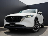 立体的なシグネチャーウィングと鋭いヘッドランプにより、奥行きのある堀の深いフロントフェイスとなっています。