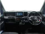 ◆視界広々で非常に運転しやすくロングドライブでも疲れを感じさせないすっきりとまとまったインパネ周りです。