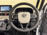 ステアリングスイッチ搭載!手を離さずに手元のスイッチで操作が可能。運転中、視線をそらさなくても操作ができて安全です!