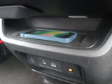 Qi規格対応スマートフォンのワイヤレス充電器装備です。お手軽に充電ができます