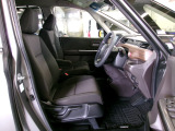 すわり心地の良い運転席・助手席です。長時間のドライブの疲れ軽減に貢献します。どうぞ快適なドライブを。