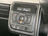 【オートエアコン】一度お好みの温度に設定すれば、車内の温度を検知し風量や温度を自動で調整。暑い&hellip;寒い&hellip;と何度もスイッチ操作をする必要はありません。快適な車内空間には必須の機能ですね♪