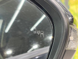 【ブラインドスポットモニター】走行中、ドアミラーの死角になりやすい箇所に後続車が接近するとサイドミラーのレンズに警告を表示!ドライバーに注意喚起をしてくれます。