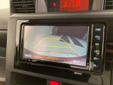 こちらのバックカメラは画面にラインが表示されておりますので、バック時のクルマの進行方向の目安になります。より高いレベルで車庫入れをサポートする、便利な機能ですね。