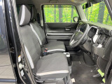 運転席まわりには十分なスペースがあり、大柄な方でもゆったり運転していただける環境です。
