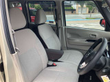 運転席シートは高さも調整出来、体型に関係なく運転し易いポジションに出来ます。