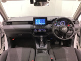 車内は光触媒抗菌消臭施工済です。インパネ周りはスタイリッシュなデザインです。グローブボックスやカップホルダーのほかにトレーなどたくさんの収納スペースが付いています。
