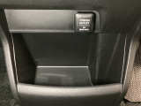 アクセサリーソケットはUSBのアダプターなどをつければ、スマホの充電にも使えます。周辺には物が置けるボックスがついています。