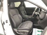 乗員を包み込むような造形と圧迫感を感じにくい水平な見晴らしで運転に集中できる空間の運転席!リフトアップしたことで、ヒップポイントが高くなり、乗降車もしやすくなっています!