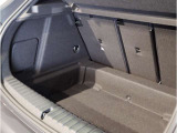 【トランクルーム】全面をファブリック処理し荷物に傷がつくのを防ぎます。ラゲージルーム照明を装着。背もたれをほぼ水平まで倒すことが出来ますので、大きな荷物の収納にも便利です。