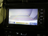 バックガイドモニター付き。車両後方の映像をナビ画面に表示し、駐車などの後退操作をサポートします。