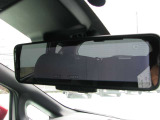 スマートルームミラーです。多人数乗車時やお荷物の多い時でも カメラで後部を映し出します。