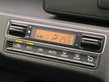 【オートエアコン】一度お好みの温度に設定すれば、車内の温度を検知し風量や温度を自動で調整。暑い&hellip;寒い&hellip;と何度もスイッチ操作をする必要はありません。快適な車内空間には必須の機能ですね♪