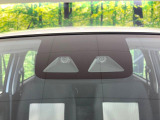 【スマートアシスト】走行中に前方の車両等を認識し、衝突しそうな時は警報とブレーキで衝突回避と被害軽減をアシスト。より安全にドライブをお楽しみいただけます。