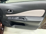 【運転席ドア】ボトルホルダーや収納ポケットが付いているので運転席周りもスッキリ保てます★
