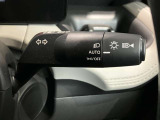 車外の明るさに応じでライトを点灯、消灯してくれるオートライト機能です☆お天気の良い昼間のトンネル走行などオートにしてると便利で安心です☆エンジン停止時にライトの消し忘れも無くなります☆