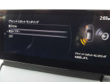 BSMは、車線変更時における運転者の後方確認を支援するシステムです。自車の後方から接近する車両を検知すると、接近表示灯(ミラーに設置)         と警報音で運転者に危険を知らせます。
