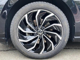 17インチ純正アルミホイール+22545R17タイヤを装着。
