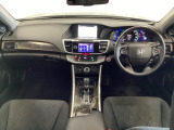 車内は光触媒抗菌消臭施工済です。インパネ周りはスタイリッシュなデザインです。グローブボックスやカップホルダーのほかにトレーなどたくさんの収納スペースが付いています。