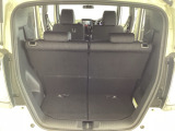 開口部も広く荷物の積み下ろしもしやすいお車となっております。シートの背もたれは5:5の割合で背もたれを可倒でき、前後のシートスライドもできるので荷室をひろげることができます。