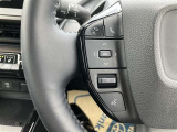 ステアリングスイッチ付き。前方から目を離すことなく操作することが可能です。