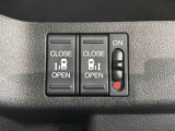 左右両側パワースライドドアが付いています。ワンタッチで簡単にお子様でも、お年寄りの方でも、開閉できますからとても便利です。キーレスや車内スイッチでも自動でドアの開閉ができます。