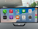 お手元のスマートフォンと接続して頂く事で使用可能な「Apple CarPlay/Android Auto」電話の応答は勿論、メッセージの受信やLINE、音楽接続からナビアプリの使用まで幅広く活躍致します。