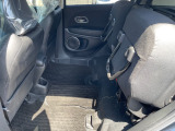 【チップアップシート 】座面を跳ね上げることで、後席足元に高さのある荷物を積むことができます!