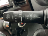 【間欠式ワイパー】雨が多くない小雨の時などに、数秒おきにワイパーが自動で動作・停止を繰り返す機能です。水滴が少ない状況でも視界を確保し、ワイパーの不快な音やガラスの損傷を防ぎます。