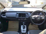 操作性・視認性に優れた機能的なレイアウトの運転席まわりです。