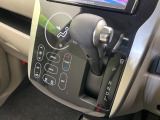 【オートエアコン】一度お好みの温度に設定すれば、車内の温度を検知し風量や温度を自動で調整。暑い&hellip;寒い&hellip;と何度もスイッチ操作をする必要はありません。快適な車内空間には必須の機能ですね♪