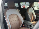 人間工学に基づき設計されたMINIのシートは、ロングドライブでも快適さを維持しつつ、スポーティな走行時には身体をしっかり支え、優れたホールド感と走行安定性を提供します。
