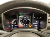 スピードメーターとタコメーターを大きく配した見やすいメーター部になっています。右側のインフォメーション画面でオドメーターや燃費などの情報を確認できます。