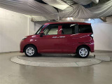 助手席側は電動スライドドアになってます。運転席やキーのリモコンで開閉できるので手が塞がっていても楽に積み降ろし出来ますよ。