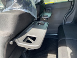 【シートバックテーブル】席背面には格納式のテーブルを装備。ちょっとした荷物が掛けられて便利なコンビニフック付です!