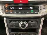 オートエアコンがついてます。左右独立で温度設定のできるデュアルオートエアコンです。リア熱線のスイッチの中に、雪道に対応したサイドミラーヒーターも入っています。