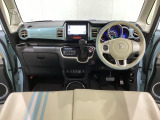 車内は光触媒抗菌消臭施工済です。インパネ周りはスタイリッシュなデザインです。グローブボックスやカップホルダーのほかにトレーなどたくさんの収納スペースが付いています。