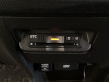エアコンパネルの下にETCがついています。高速道路の料金所の通過も楽々です!。 カードの取り出しもしやすい場所についています。